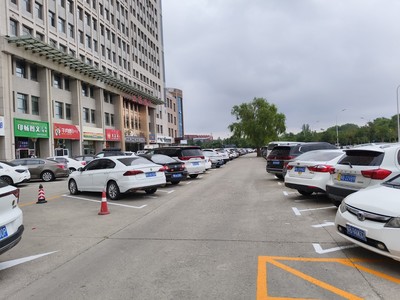 精細(xì)施劃“文明線” 規(guī)范停車“新秩序”——九原區(qū)執(zhí)法局優(yōu)化天福廣場停車場服務(wù)側(cè)記